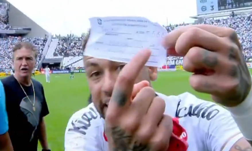 Erro grotesco da arbitragem força saída de Neymar