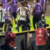 Neymar faz gol e abraça Robinho Jr.