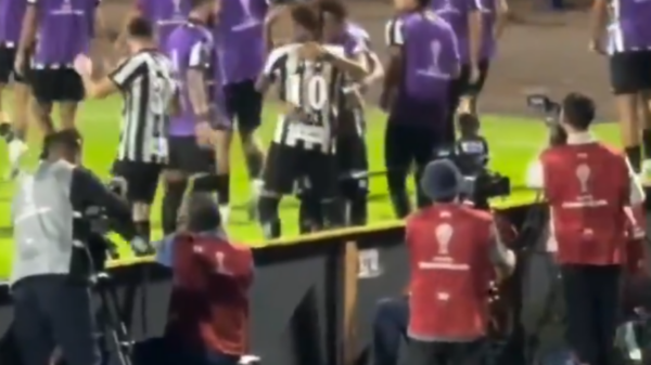 Neymar faz gol e abraça Robinho Jr.