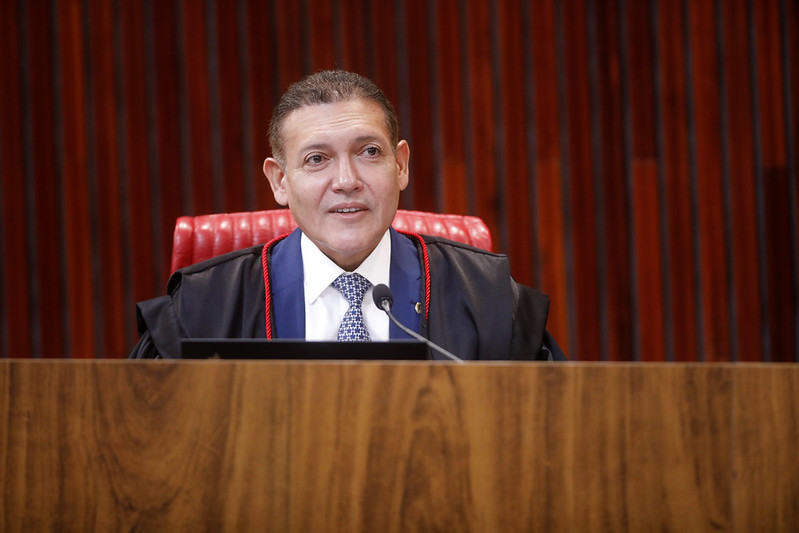 Nunes Marques toma posse no TSE com Lula e Flávio Bolsonaro presentes; acompanhe