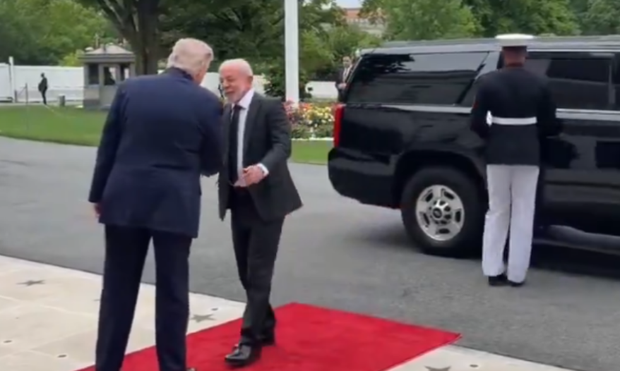 O momento em que Lula e Donald Trump se cumprimentam na Casa Branca para reunião bilateral