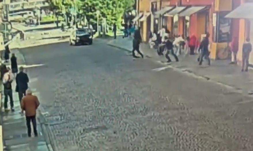 Motorista atropela multidão, esfaqueia e deixa pelo menos 7 feridos na Itália; assista