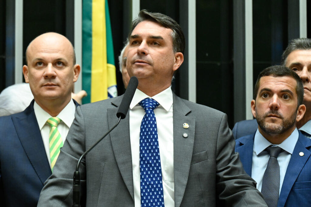 VÍDEO: Flávio desafia Vorcaro a falar sobre relação com ele, Lula e Moraes em CPI