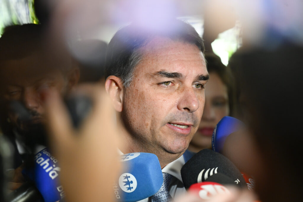 Flávio Bolsonaro se manifesta após vazamento de áudio com Vorcaro; leia nota