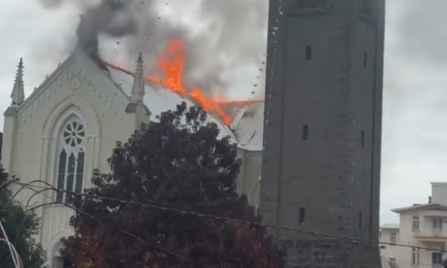 Fogo atinge torre e telhado de igreja centenária na Serra Gaúcha