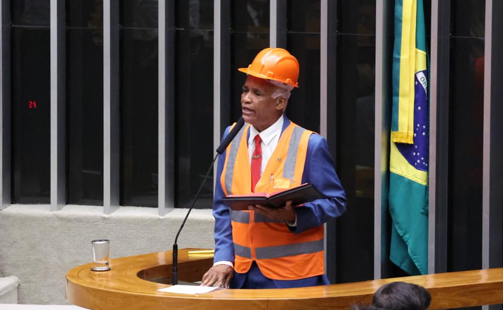 Deputado diz que fim da escala 6×1 dará mais tempo para “fazer sexo em paz”