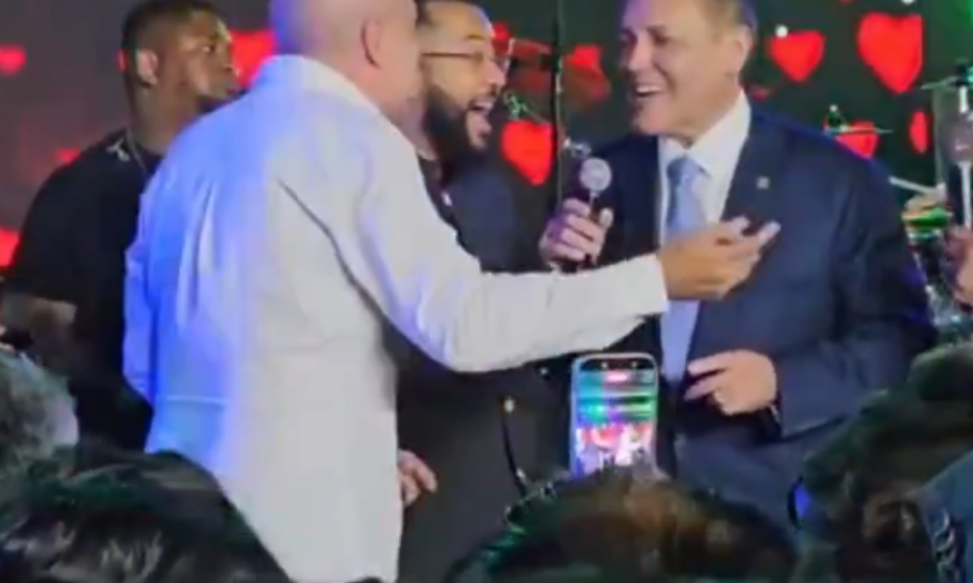 Novo presidente do TSE, Nunes Marques sobe ao palco e canta com figuras do samba; ASSISTA!