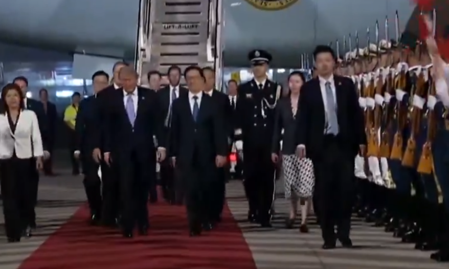 O momento da chegada de Trump à China: encontro com Xi Jinping ocorre em meio a crises mundiais