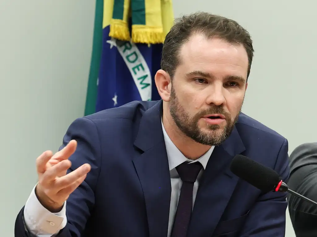 Ministro da Fazenda diz que “não cabe ao Brasil estar em lugar de vassalagem” após decisão dos EUA sobre PCC e CV