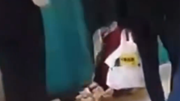 Criança cai nos trilhos