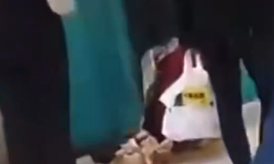 Criança cai nos trilhos