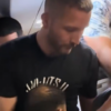 Ex-lutador de MMA usa jiu-jitsu