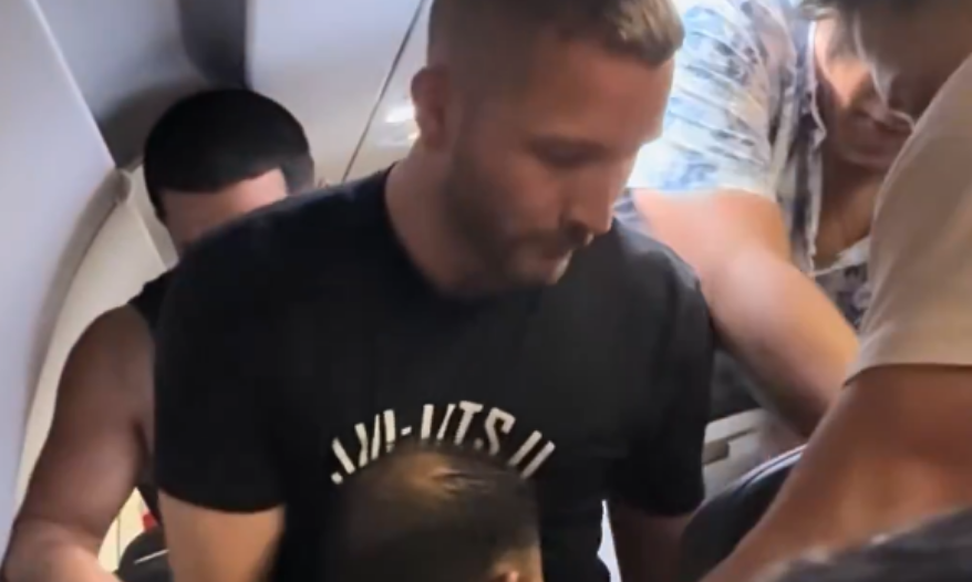 VÍDEO: Ex-lutador de MMA usa jiu-jitsu para imobilizar passageiro que tentou abrir porta de avião em pleno voo