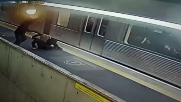 Novas imagens flagram ataque brutal no Metrô de SP