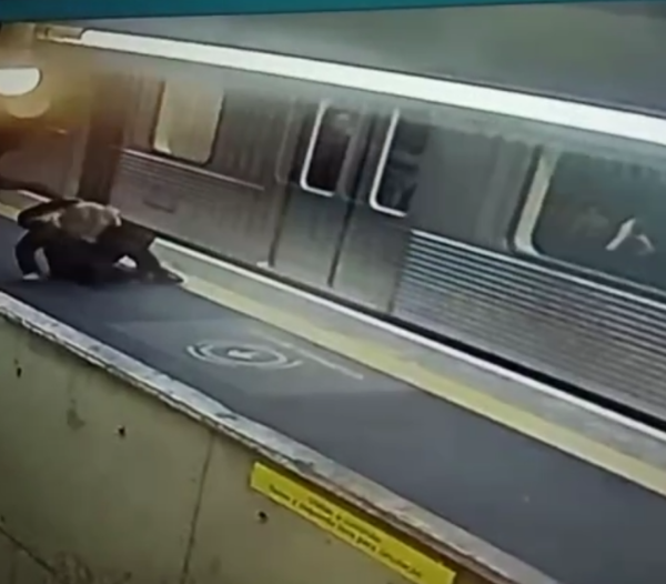 Novas imagens flagram ataque brutal no Metrô de SP