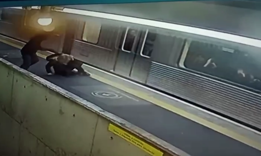 Novas imagens flagram ataque brutal no Metrô de SP