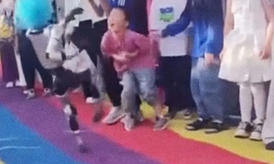 VÍDEO: Robô fantasiado de palhaço dá chute em criança durante apresentação na China