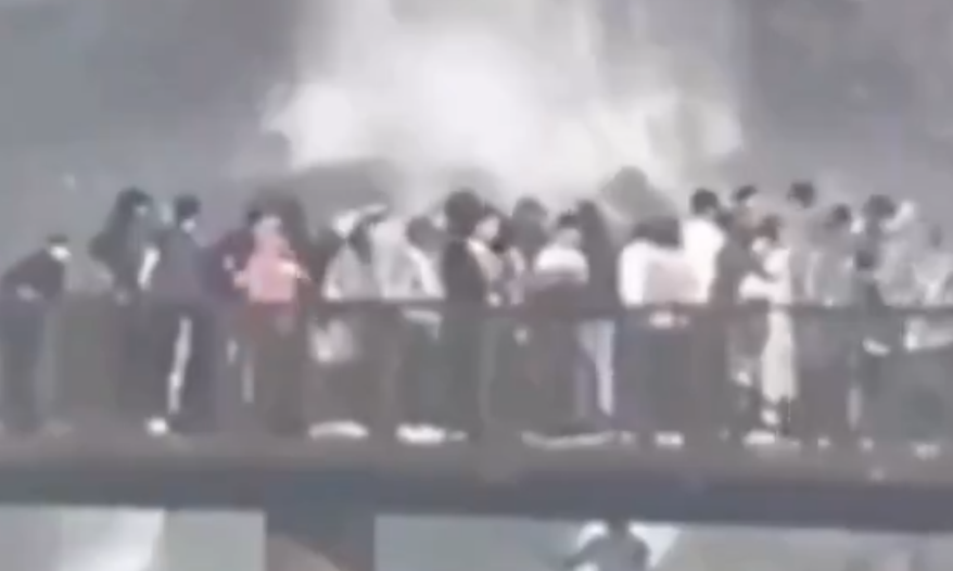 Vídeo: turista se pendura em passarela e pula nas águas das 