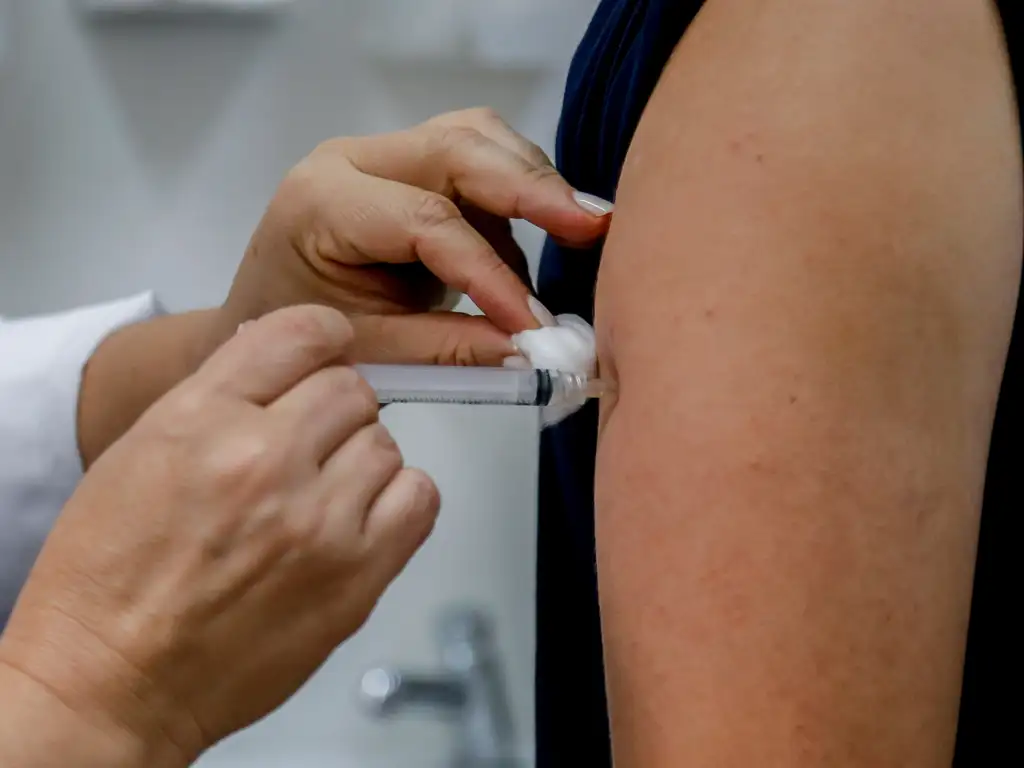 Vacina da dengue suspensa: saiba quantos brasileir