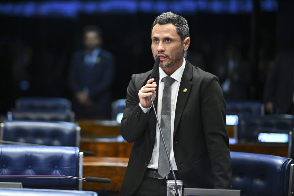 “Não estou bem”: Cleitinho desiste do governo de Minas e chora ao anunciar decisão