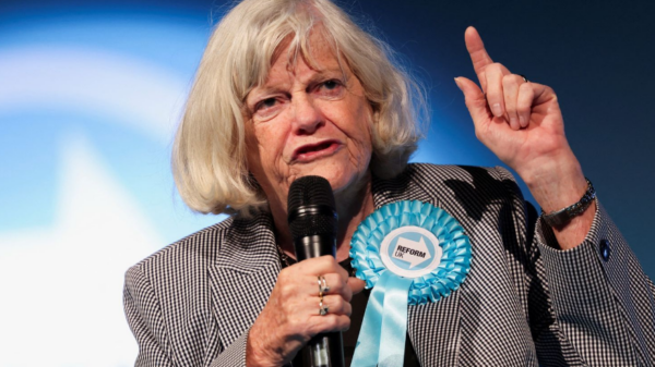 Ex-ministra britânica Ann Widdecombe