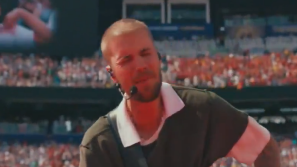 Justin Bieber canta música gospel no show