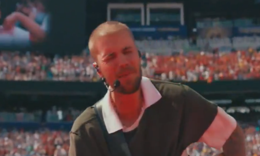 Justin Bieber canta música gospel no show