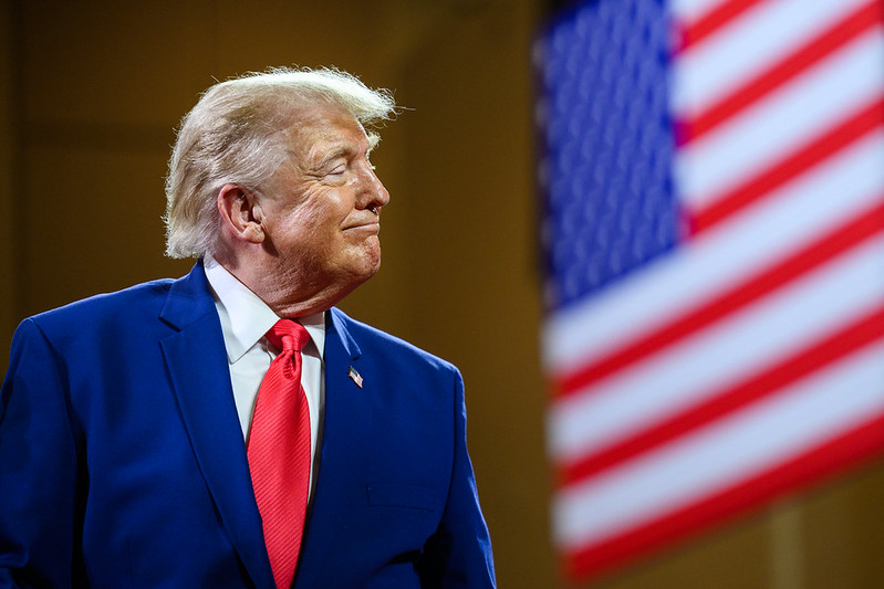 Trump assina decretos para restringir cidadania por nascimento nos EUA