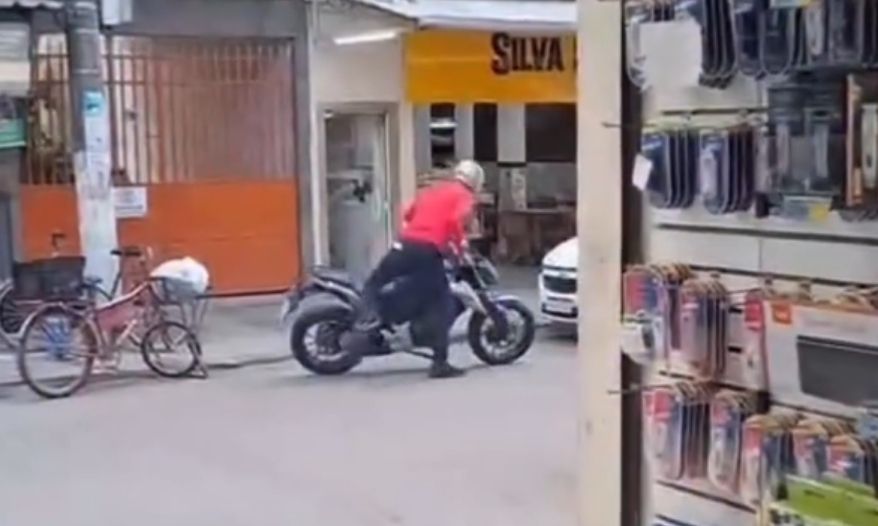 Assaltante perde chave da moto, população grita e ele acaba baleado e preso no RJ