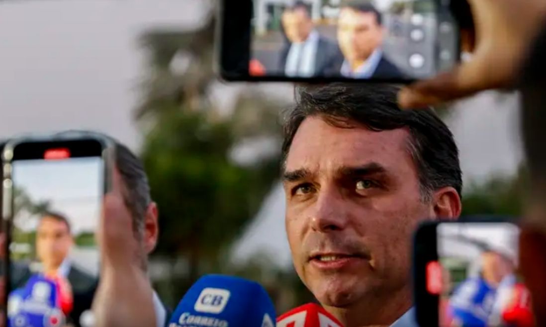 “Sistema vai tentar de tudo para me parar”, diz Flávio após fraude em filiação