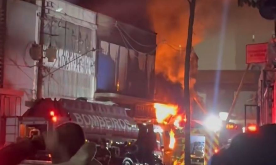 Dois galpões comerciais pegam fogo a apenas 1 km de distância em SP