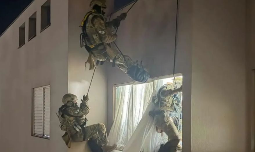 VÍDEO: Bope escala prédio no PR, invade 8º andar, liberta idosos e sequestrador morre após levar choque