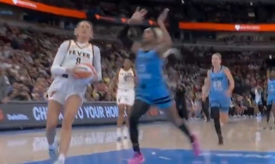 Jogadora da WNBA é expulsa por falta grave e acusa rival de ‘privilégio branco’
