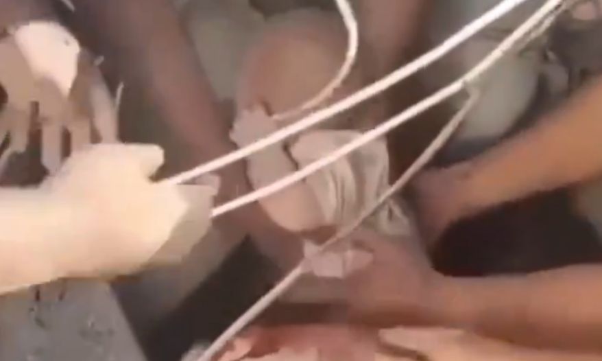 VÍDEO: Bebê é resgatado com vida dos escombros na Colômbia após terremoto
