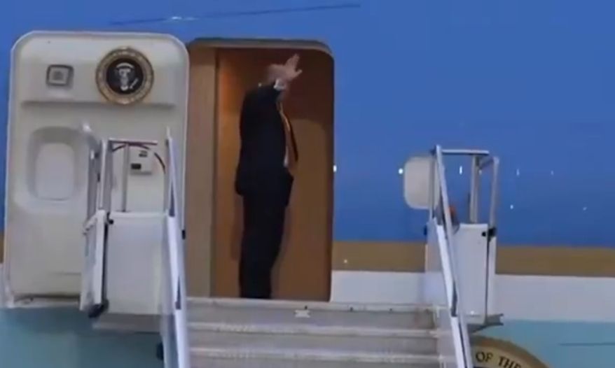 Trump foi retirado de avião em caminhão de comida após ameaça do Irã, diz jornal