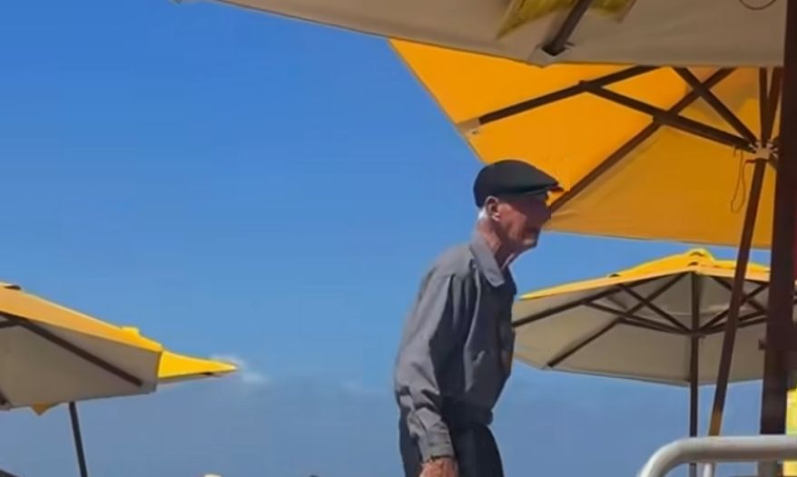 Demora no SUS faz idoso vender pudim na praia de Olinda para custear tratamento