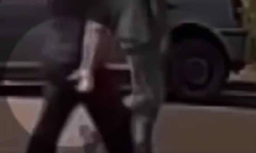 VÍDEO: Ao lado do ex-companheiro, mulher faz sinal de socorro na rua e é salva por homens no Paraná