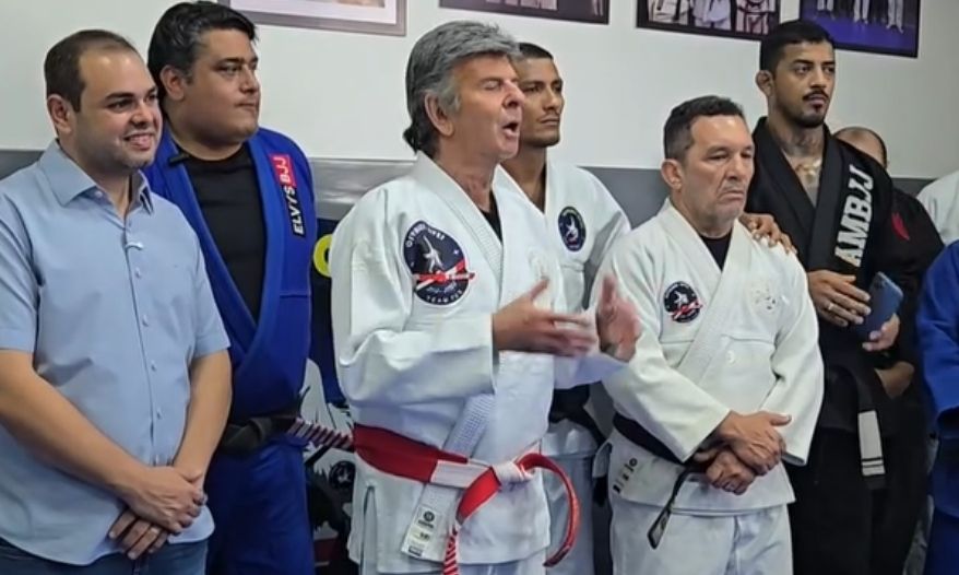 Fux veste quimono e ensina jiu-jitsu para jovens de projeto social em Manaus