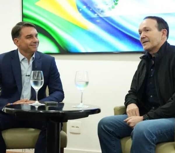 ministro de bukele e flavio