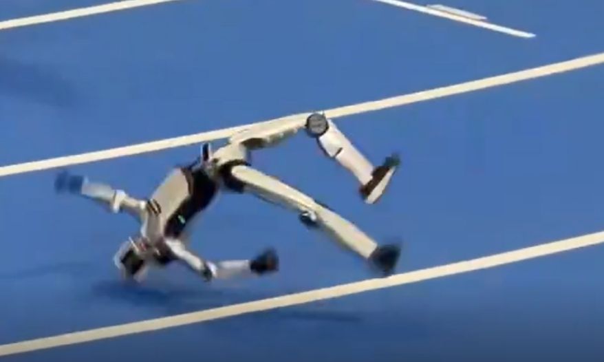 VÍDEO: Robô humanóide bate em parede e quebra cintura em demonstração na China