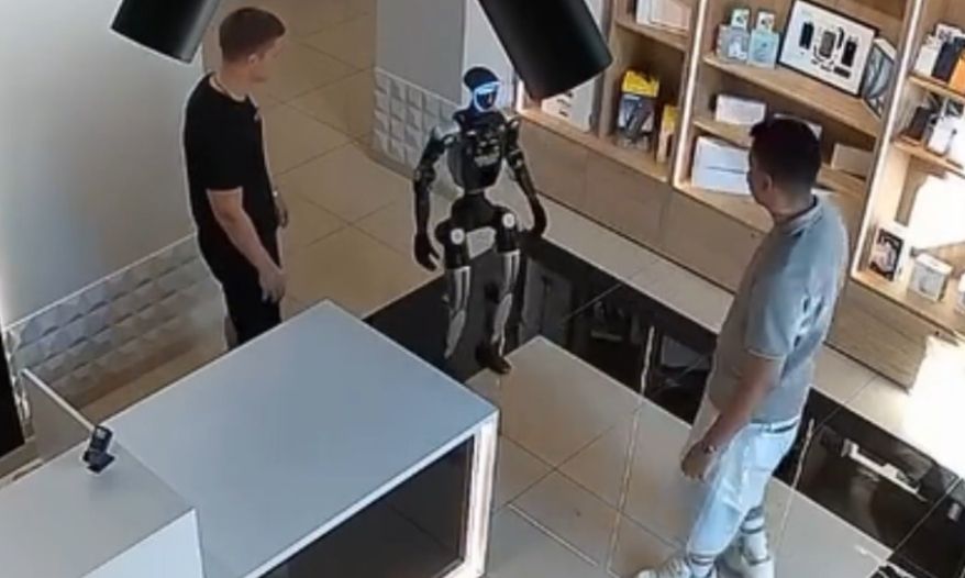 VÍDEO: Robô perde se revolta a ataca clientes na Rússia