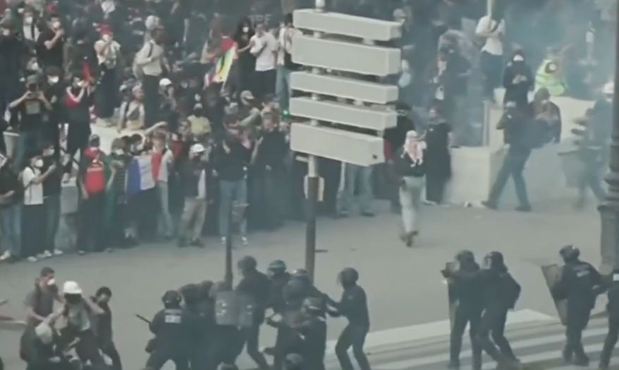 Protestos violentos de estudantes terminam em confrontos com a polícia na França